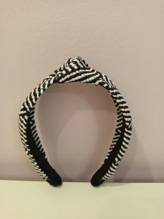 Diadema nudo rayas blanco y negro.