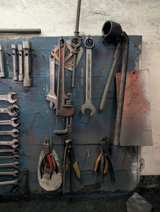 Juego de llaves, alicates y calibre