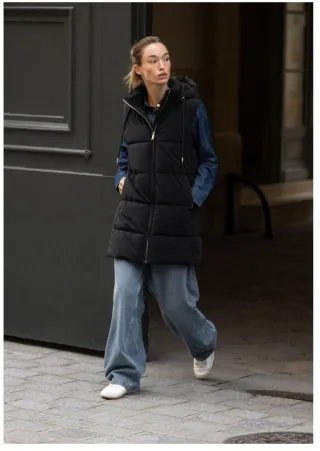 Chaleco acolchado largo con capucha marca ZARA