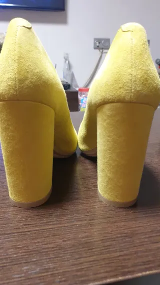Zapatos de tacón ancho amarillos talla 38