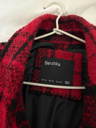 Chaqueta cuadros Bershka roja y negra