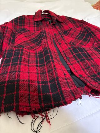 Chaqueta cuadros Bershka roja y negra