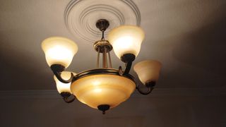 Lámparas de salón beige y doradas