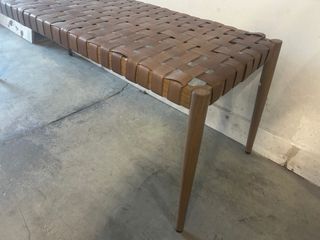 Banco de cuero tejido