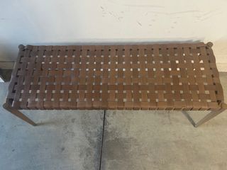 Banco de cuero tejido