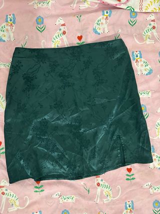 Falda satén verde con estampado floral