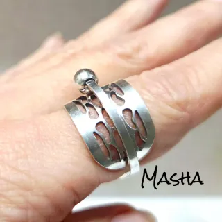 Anillo plateado ajustable con diseño calado