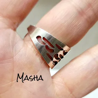 Anillo plateado ajustable con diseño calado