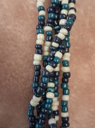 Collar largo de cuentas y discos plateados