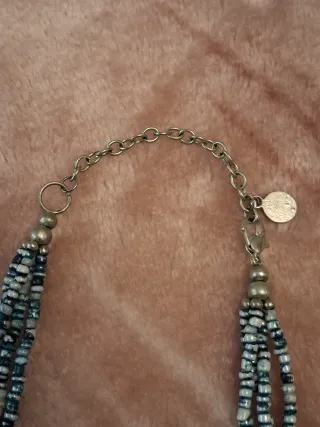 Collar largo de cuentas y discos plateados