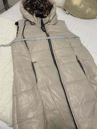 Chaleco acolchado con capucha y estampado animal