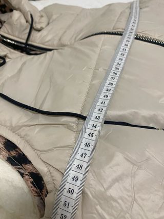 Chaleco acolchado con capucha y estampado animal