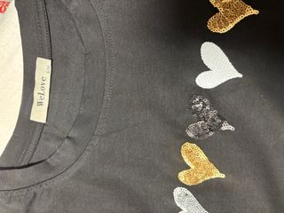 Camiseta WeLove negra con corazones