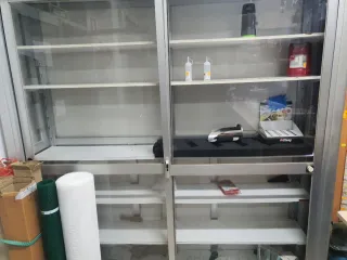 Vitrina aluminio cristal baldas madera