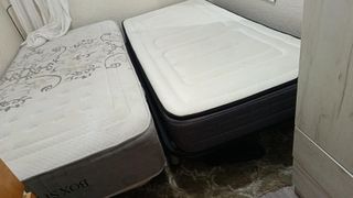 Vitrina expositora negra y transparente