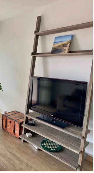 Estantería de madera estilo escalera