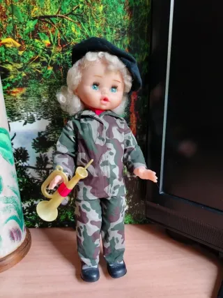 Muñeca militar antigua con trompeta