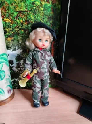Muñeca militar antigua con trompeta