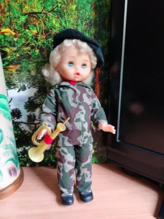 Muñeca militar antigua con trompeta