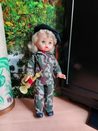 Muñeca militar antigua con trompeta