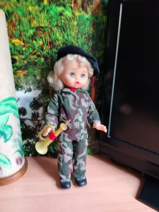 Muñeca militar antigua con trompeta