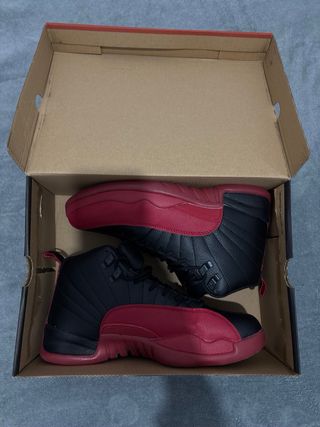 Jordan 12 Rojo y Negro