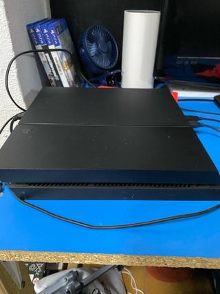 PS4 black edition 1tb + 2 Mandos