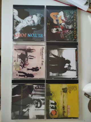 Caja de CDs Variados