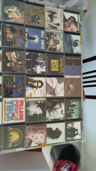 Caja de CDs Variados