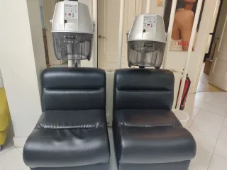 Tocadores con apoya pies y armarios.