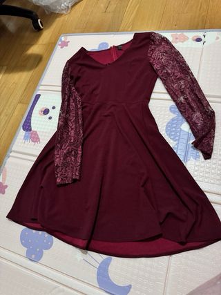 Abito elegante bordeaux con pizzo