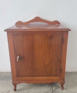 Mesita de noche de madera