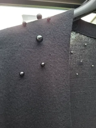 Chaqueta de punto negra con perlas