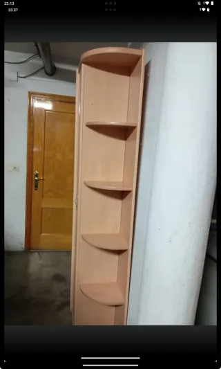 Estantería esquinera de madera