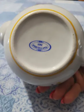 Teiera in porcellana con fiori