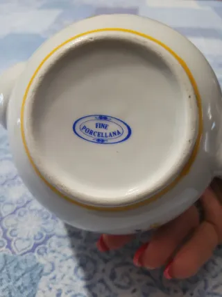 Teiera in porcellana con fiori