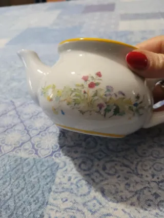 Teiera in porcellana con fiori