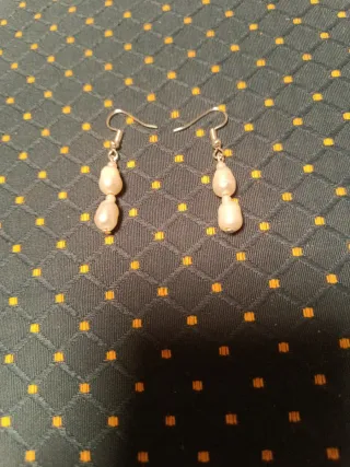 Pendientes perla blancos y plateados