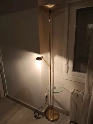 Lámpara de pie dorada con mesita de cristal