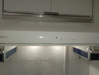 Campana extractora con mueble de cocina