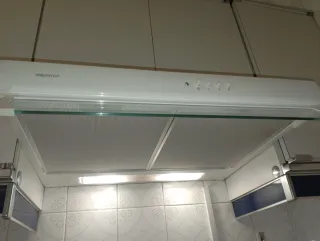 Campana extractora con mueble de cocina