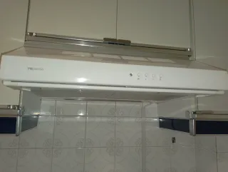 Campana extractora con mueble de cocina