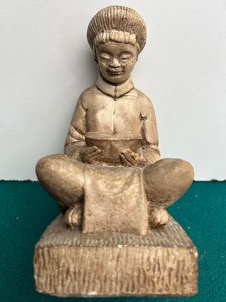 Escultura piedra joven leyendo