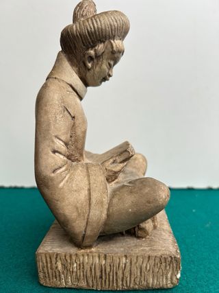 Escultura piedra joven leyendo