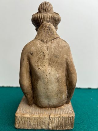 Escultura piedra joven leyendo