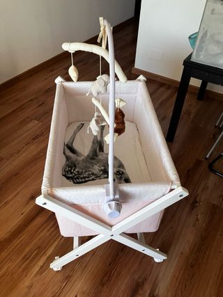 Cuna de bebé rosa con móvil, MINICUNA TIJERA
