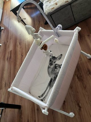 Cuna de bebé rosa con móvil, MINICUNA TIJERA