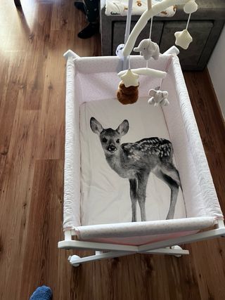 Cuna de bebé rosa con móvil, MINICUNA TIJERA