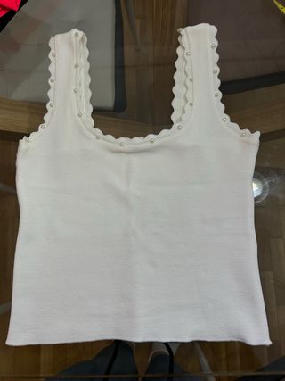 Top blanco con pedrería, una sola puesta.