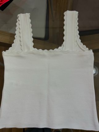 Top blanco con pedrería, una sola puesta.